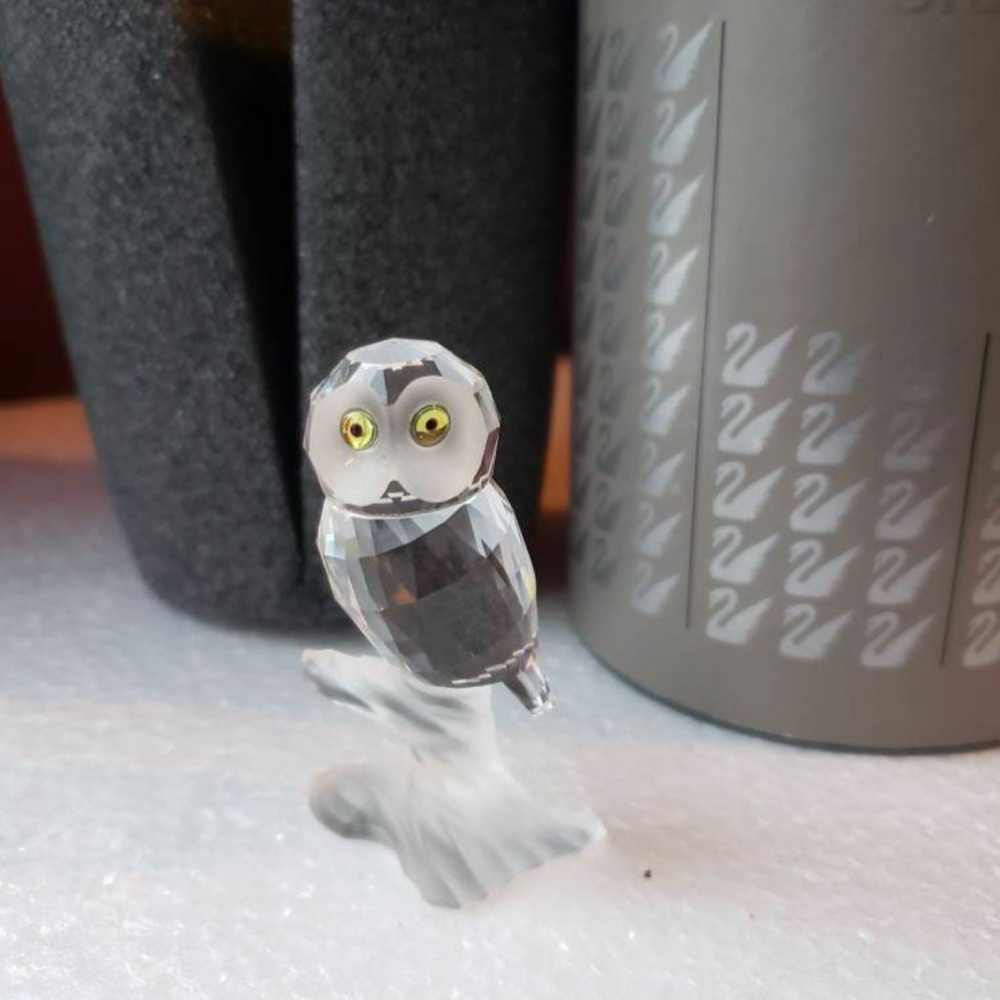 Swarovski crystal Owl Figurine w/ original box and COA